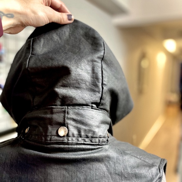 🦊 FOX & VIXEN || HANDMADE VINTAGE || Unisex Black Vest with Detachable Hood - Picture 8 of 16